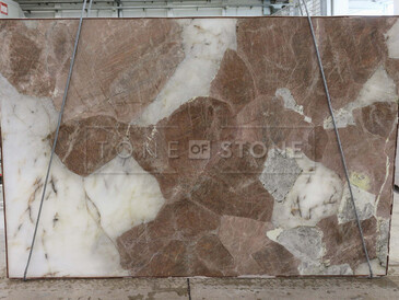 Světle hnědé tóny přírodního kvarcitu Atatakam, který je možné částečně prosvítit Světle hnědé tóny přírodního kvarcitu Atatakam, který je možné částečně prosvítit