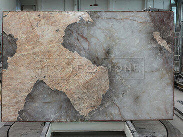 Krystalická kresba v elegantních zemitých tónech šedé přírodního kamene Atakama