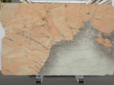 Zemitá kresba kamenné desky kvarcitu Atakama, která umožňuje částečné prosvícení