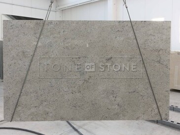 Světlá kamenná deska žuly Colonial White v leštěné povrchové úpravě Světlá kamenná deska žuly Colonial White v leštěné povrchové úpravě