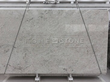 Světlá deska přírodního kamene Colonial White v lesklé povrchové úpravě s jemnou kresbou Světlá deska přírodního kamene Colonial White v lesklé povrchové úpravě s jemnou kresbou