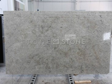 Indická žula Colonial White ve světlých odstínech bílé a krémové s lesklým povrchem