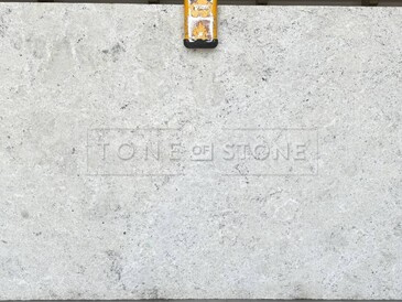 Bílá deska přírodního kamene Colonial White v matné povrchové úpravě satina Bílá deska přírodního kamene Colonial White v matné povrchové úpravě satina