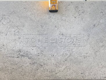 Žula Colonial White v matné povrchové úpravě satina s jemnou zrnitou kresbou