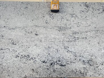 Bílá žula Colonial White s výraznější kresbou a matnou povrchovou úpravou satina Bílá žula Colonial White s výraznější kresbou a matnou povrchovou úpravou satina