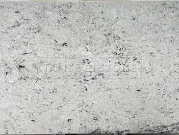 Přírodní kámen žula Colonial White v bílých a světlých barevných tónech s matnou povrchovou úpravou satina