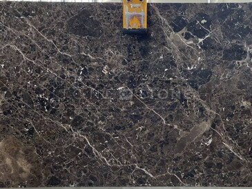 Hnědá mramorová deska Emperador Brown se zlatým žilkováním a lesklou povrchovou úpravou Hnědá mramorová deska Emperador Brown se zlatým žilkováním a lesklou povrchovou úpravou