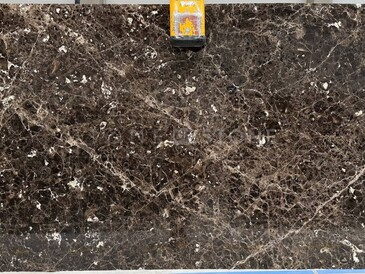 Kamenná deska mramoru Emperador Brown v zemitých odstínech hnědé se zlatým žilkováním Kamenná deska mramoru Emperador Brown v zemitých odstínech hnědé se zlatým žilkováním