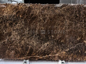 Hnědá deska přírodního kamene Emperador Brown v leštěné povrchové úpravě s charakteristickým zlatým žilkováním Hnědá deska přírodního kamene Emperador Brown v leštěné povrchové úpravě s charakteristickým zlatým žilkováním