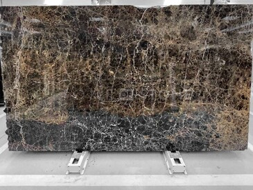 Mramorová deska Emperador Brown v hnědých, zemitých tónech se zlatým žilkováním Mramorová deska Emperador Brown v hnědých, zemitých tónech se zlatým žilkováním