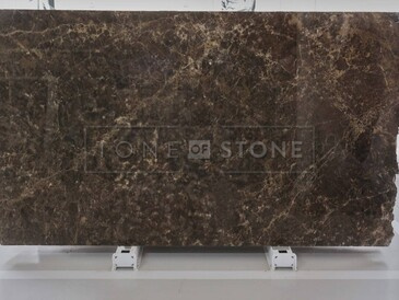 Deska přírodního kamene Emperador Brown v hnědém odstínu se zlatým žilkováním Deska přírodního kamene Emperador Brown v hnědém odstínu se zlatým žilkováním