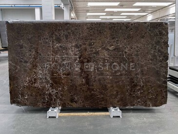 Hnědý mramor Emperador Brown v leštěné povrchové úpravě je ideální pro luxusní interiérové projekty Hnědý mramor Emperador Brown v leštěné povrchové úpravě je ideální pro luxusní interiérové projekty