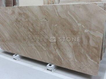 Béžový přírodní kámen Daino, je italský mramor v zemitých odstínech béžové, krémové a bílé