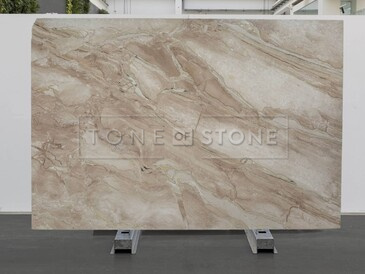Světlá, béžová mramorová deska Daino s lesklým povrchem