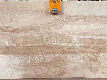 Krémový mramor Daino s jemnou kresbou a odstíny béžové, krémové, bílé a zlaté