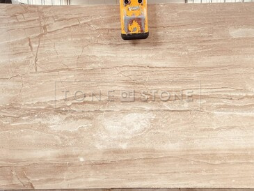 Béžová mramorová deska Daino s jemnou lineární kresbou v odstínech  béžové, krémové, bílé a zlaté