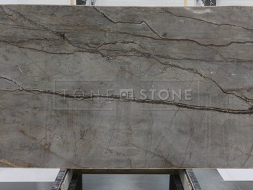 Šedá mramorová deska Harmony Grey s výrazným žilkováním a zemitými odstíny