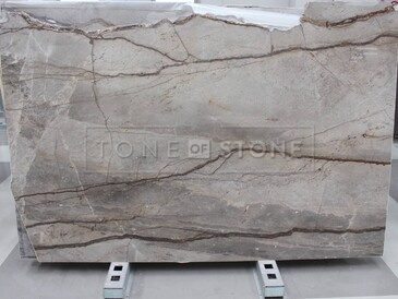 Šedý mramor Harmony Grey v zemitých odstínech a výrazným žilkováním Šedý mramor Harmony Grey v zemitých odstínech a výrazným žilkováním