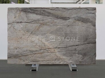 Šedá kamenná deska mramoru Harmony Grey v zemitých tónech a s výrazným žilkováním Šedá kamenná deska mramoru Harmony Grey v zemitých tónech a s výrazným žilkováním