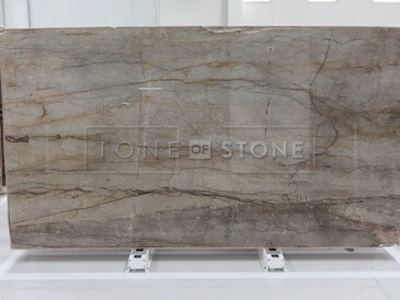 Přírodní kámen Harmony grey je mramor v zemitých odstínech šedé a hnědé Přírodní kámen Harmony grey je mramor v zemitých odstínech šedé a hnědé