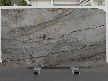 Kamenná deska z šedého mramoru Harmony Grey s výraznou kresbou Kamenná deska z šedého mramoru Harmony Grey s výraznou kresbou