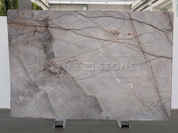 Šedý přírodní mramor Harmony Grey v zemitých tónech a s kontrastním žilkováním Šedý přírodní mramor Harmony Grey v zemitých tónech a s kontrastním žilkováním