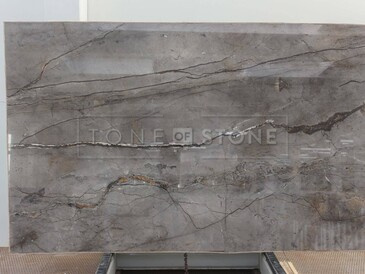 Šedý přírodní mramor Harmony Grey v zemitém odstínu s výrazným žilkováním Šedý přírodní mramor Harmony Grey v zemitém odstínu s výrazným žilkováním