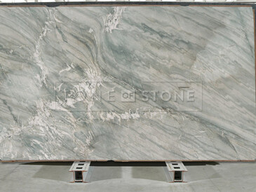 Světle zelený přírodní kámen kvarcit Tiffany je ideální pro kuchyňské desky nebo velkoformátové obklady technikou bookmatch