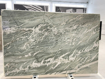 Kamenná deska kvarcitu Tiffany v zelených tónech s výrazným bílým žilkováním Kamenná deska kvarcitu Tiffany v zelených tónech s výrazným bílým žilkováním
