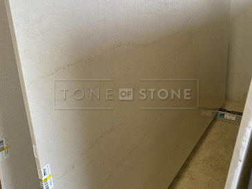 Krémová kamenná deska z kamene Technistone Taj Mahal Gold s jemným žilkováním  Krémová kamenná deska z kamene Technistone Taj Mahal Gold s jemným žilkováním