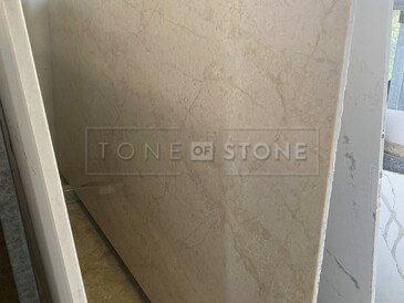 Šedá, až krémová deska umělého kamene Technistone Glencoe s jemným žilkováním