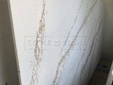 Bílá deska umělého kamene Technistone Bronze Coast se zlatým žilkováním Bílá deska umělého kamene Technistone Bronze Coast se zlatým žilkováním