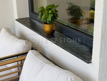 Venkovní kamenný parapet z šedé žuly Steel Grey v kartáčované povrchové úpravě