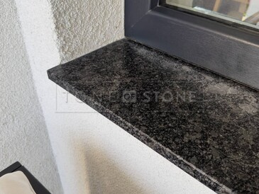 Šedý žulový parapet z přírodního kamene Steel Grey