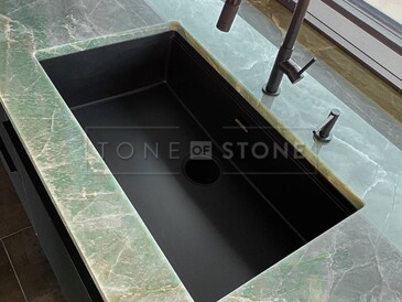 Kvarcitová kuchyňská deska z přírodního kamene Jadore v zeleném odstínu včetně dřezu se spodní montáží Kvarcitová kuchyňská deska z přírodního kamene Jadore v zeleném odstínu včetně dřezu se spodní montáží