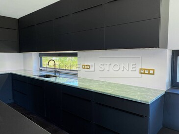 Kuchyňská deska z kvarcitu Jador v zeleném odstínu a lesklé povrchové úpravě