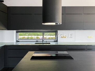 Černá moderní kuchyně se zelenou pracovní deskou z přírodního kamene Jadore Černá moderní kuchyně se zelenou pracovní deskou z přírodního kamene Jadore