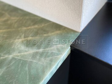 Detail zakončení zelené pracovní desky do kuchyně z přírodního kamene Jadore