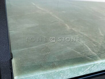 Opracování hrany zelené kuchyňské desky z přírodního kamene Jadore