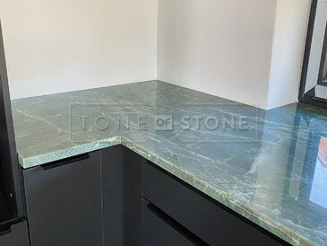 Zelená kuchyňská deska z přírodního kamene Jadore 