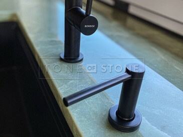 Detail instalace baterie a dávkovače saponátu do kamenné desky ze zeleného přírodního kamene Jadore