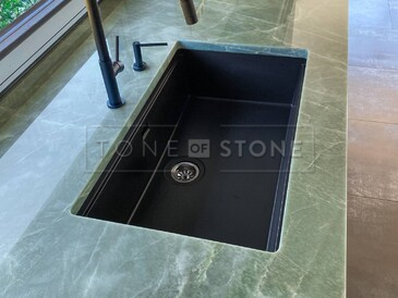 Dřez se spodní montáží zabudovaný do kamenné pracovní desky z kvarcitu Jadore