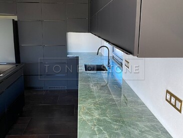 Zelená kamenná pracovní deska do kuchyně z brazilského kvarcitu Jadore s leštěnou povrchovou úpravou Zelená kamenná pracovní deska do kuchyně z brazilského kvarcitu Jadore s leštěnou povrchovou úpravou