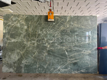 Zelená kamenná deska kvarcitu Jadore, ze které byla vyrobena kuchyňská deska