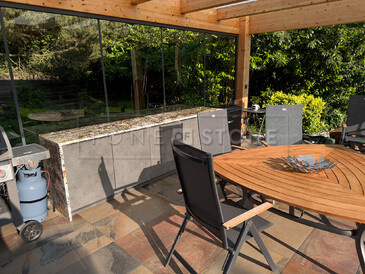 Venkovní kuchyně s kamennou deskou ze žuly Amarone