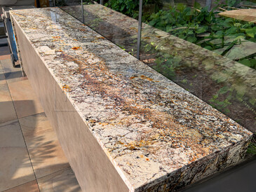 Žulová pracovní deska venkovní kuchyně ze žuly Amarone v šedém odstínu se zrnitou texturou