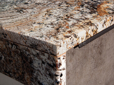 Detail kamenné desky venkovní kuchyně a kamenného boku ze žuly Amarone