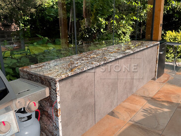 Venkovní kuchyně se žulovou deskou z přírodního kamene Amarone