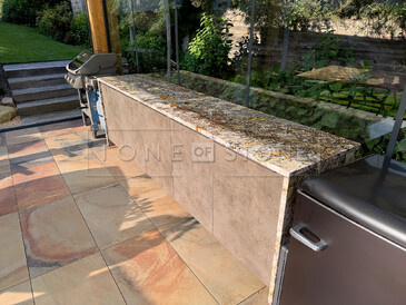 Kamenná kuchyňská deska pro venkovní kuchyni ze žuly Amarone