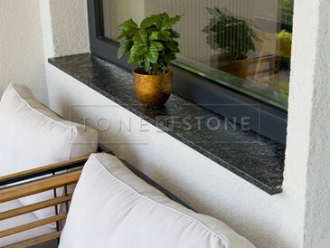 Šedý kamenný parapet ze žuly Steel Grey v kartáčované povrchové úpravě